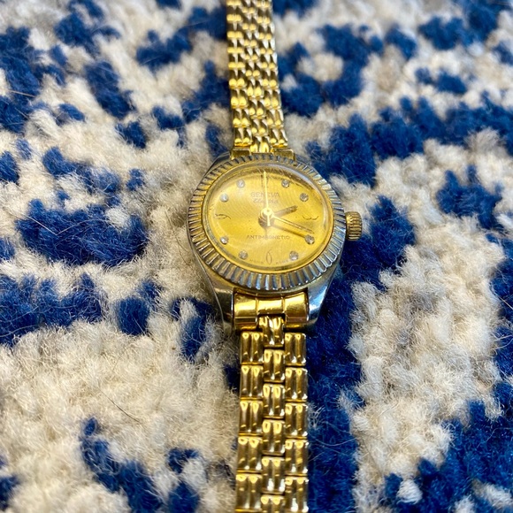 Women’s Geneva Antimagnetic WIND UP gold toned stainless steel watch - Picture 2 of 5